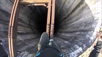 Marcher en équilibre en haut d'une cheminée