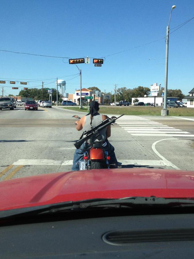 C'est insolite parce qu'il fait de la moto sans casque.