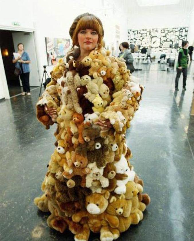 Une mannequin avec un manteau réalisé en ours en peluche.