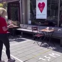 Pendant ce temps-là, les serveuses s’entraînent pour la réouverture 