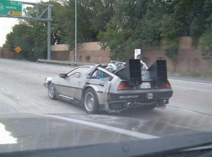 Un homme rencontre sur la route une DeLorean customisée comme celle de la saga "Le retour vers le futur".