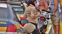 Une policière qui a de l'assise