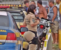 Une policière qui a de l'assise