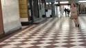 Jeune femme sortant de chez son percepteur