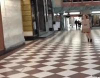 Jeune femme sortant de chez son percepteur