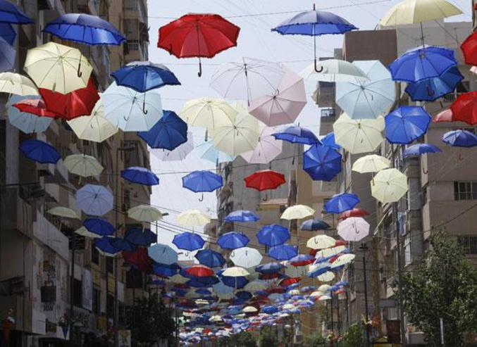 Des centaines de parapluies décorent une rue commercante de Beyrouth pour célébrer le début de la période des soldes, Liban, le 7 septembre 2009.