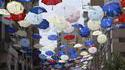 Une rue de parapluies