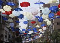 Une rue de parapluies