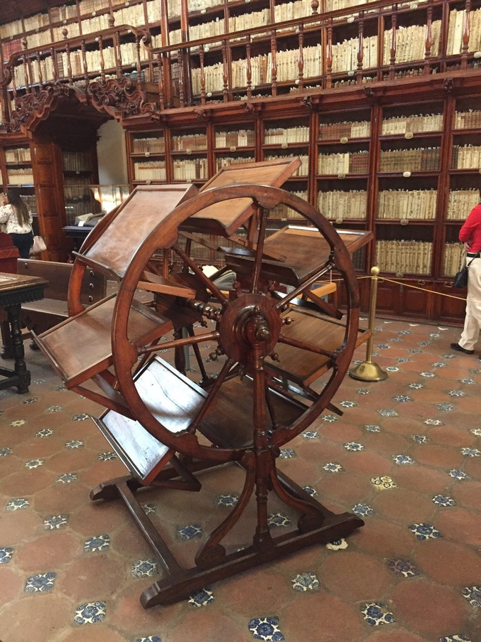 A la bibliothèque de Mexico, ce support du XVIIe siècle permettait de consulter jusqu'à sept livres à la fois. Pratique lorsque l'on fait des recherches...