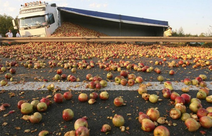 Un camion de pommes renversé.