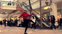 Danse solo dans un centre commercial