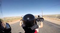 Un père laisse son enfant de 6 ans conduire sa Harley à pleine vitesse