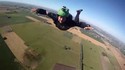 Chute de deux parachutistes qui ne surveillent pas leur altitude