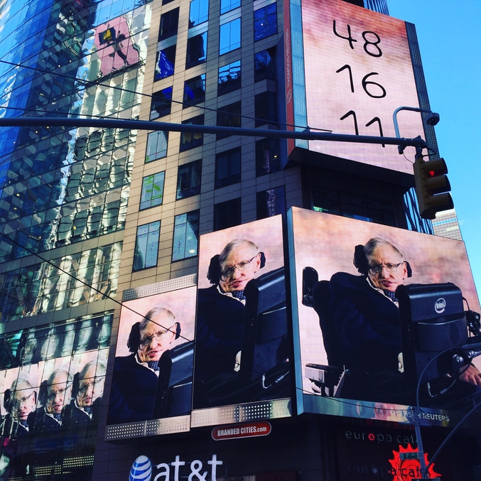 Une photo de Stephen Hawking sur Time Square avec 3 chiffres : 48 16 11. Canular ou énigme?