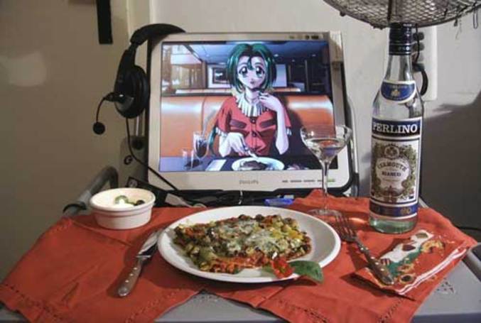 Un geek qui dîne avec sa copine virtuelle.