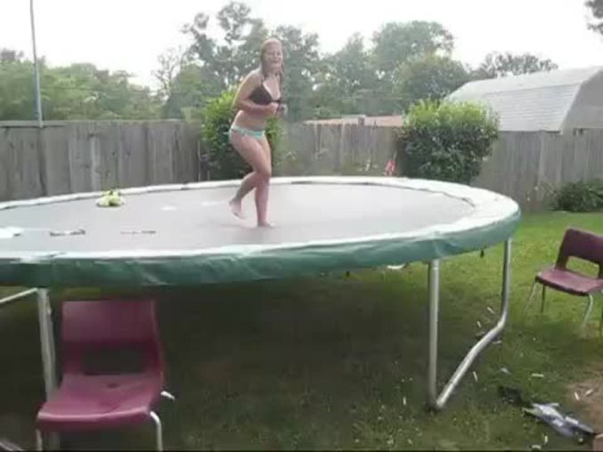 Saut en trampoline.