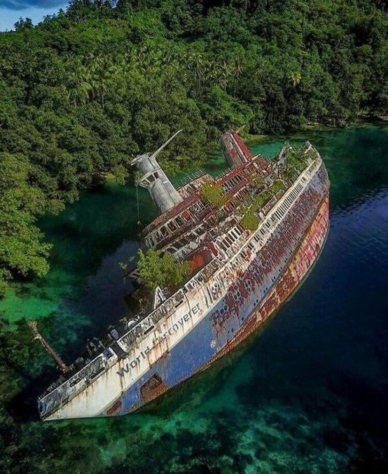 Ce beau bateau de croisière allemand s'est échoué sur des récifs aux îles Salomon le 30 avril 2000; contrairement au Costa-Concordia (qui c'est vrai était plus près) ses armateurs ont jugé son renflouement trop ruineux. Depuis, il pourrit lentement et c'est bien triste !