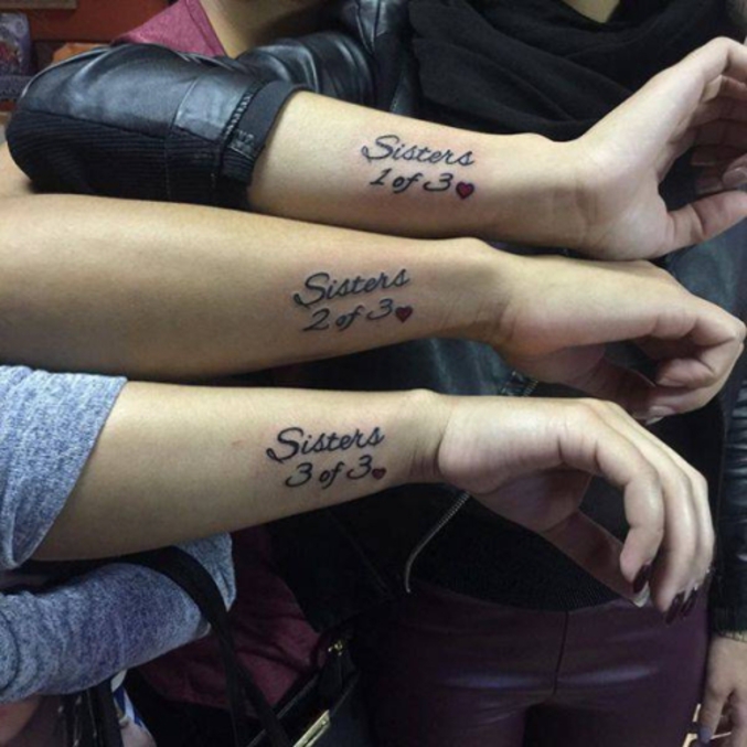 Trois tatouages.