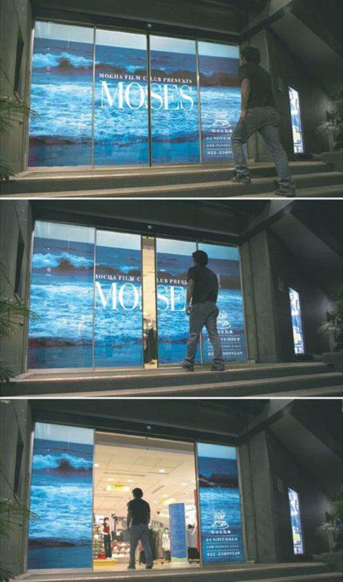 Une affiche de cinéma pour un film sur Moïse où les eaux s'écartent