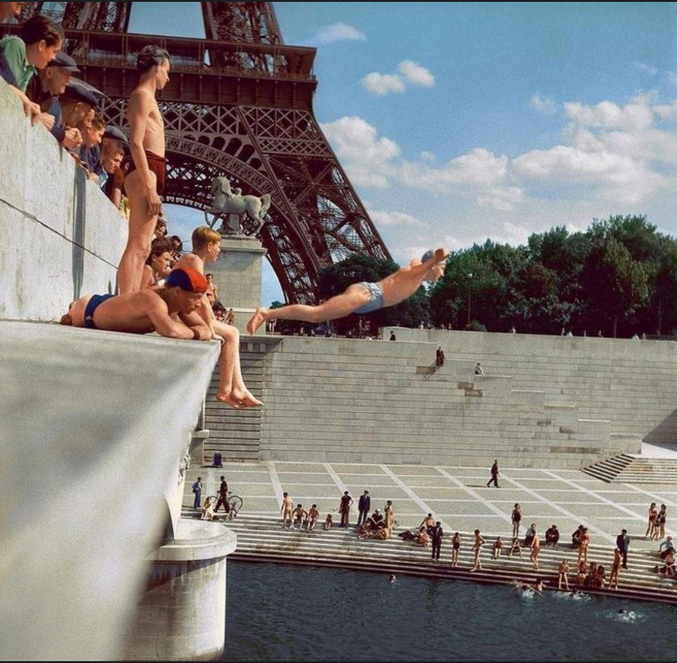 Superbe photo prise au pied de la Tour Eiffel par Robert Doisneau.