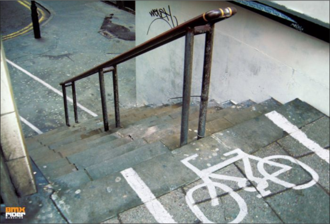 Un passage périlleux sur une piste cyclable.