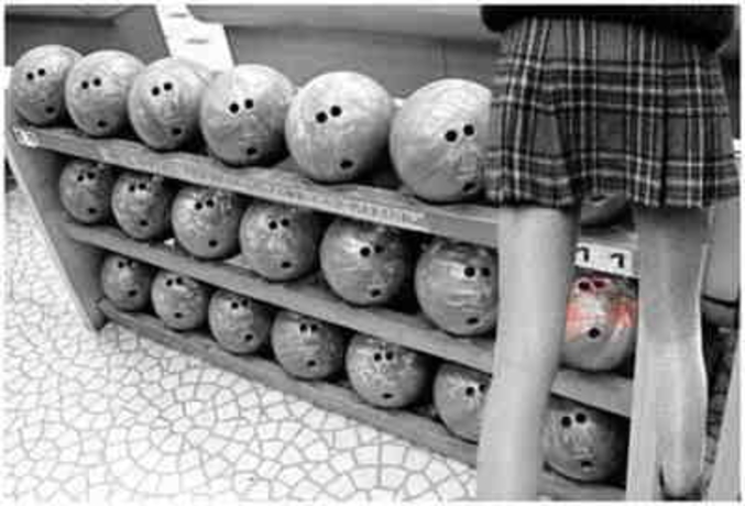 Des boules de bowling qui ont une expression