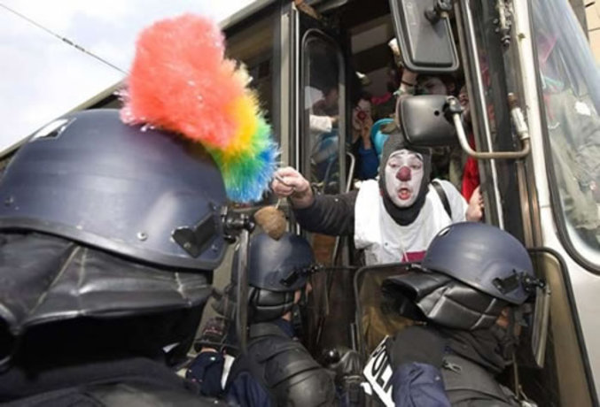 Tout une brigade contre un bus de clowns