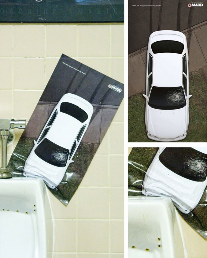 Un poster de voiture qui a un accident dans les toilettes.