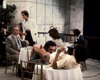 Le monsieur en gris vient de commander la même chose que le client du 1er plan