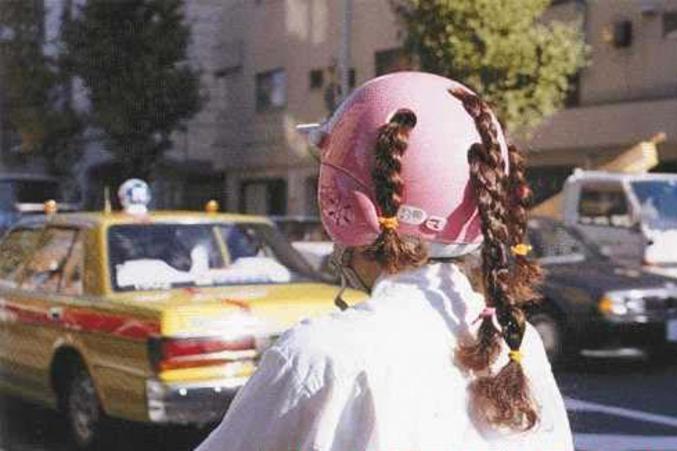 Un casque pour les femmes avec des tresses.