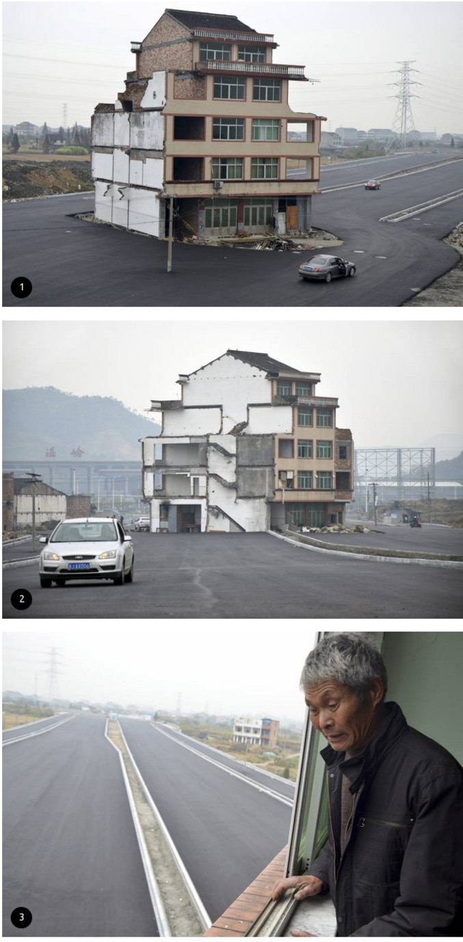 En Chine, un couple de vieilles personnes a refusé de vendre leur maison pour la construction d'une autoroute. Leur maison est la dernière d'un village. (Wenling, Zhejiang / reuters)