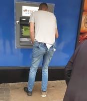 Monsieur très pressé d'aller au DAB