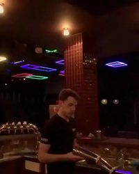 Jonglage derrière le bar