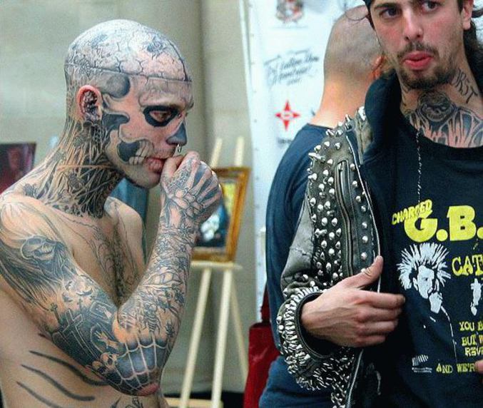 Un homme tatoué sur tout le corps.