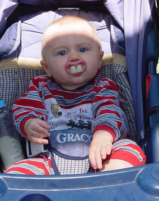 Un enfant avec de très grandes dents