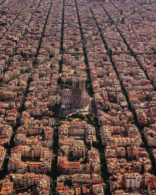 A part "Diagonal", beau quadrillage urbain réalisé fin 19ème-début 20ème siècle. Au centre, la Sagrada Familia.