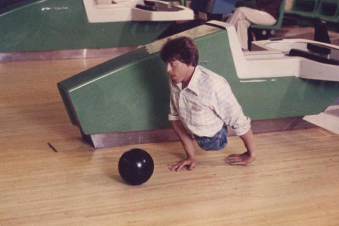 Un homme qui fait du bowling alors qu'il n'a plus de jambes.