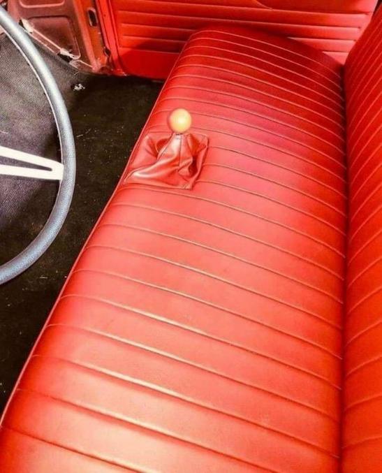 sinon, ça doit pas être facile de passer les vitesses si la personne est un peu perverse......