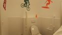 Pendant ce temps, dans les toilettes handicapées