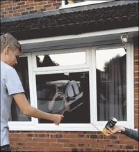 Un aérosol, un briquet