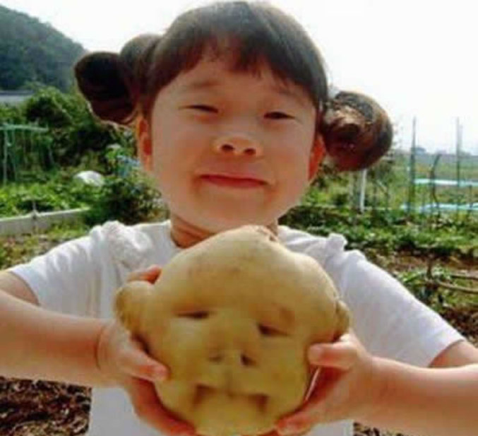 Une jeune fille et son sosie patate.