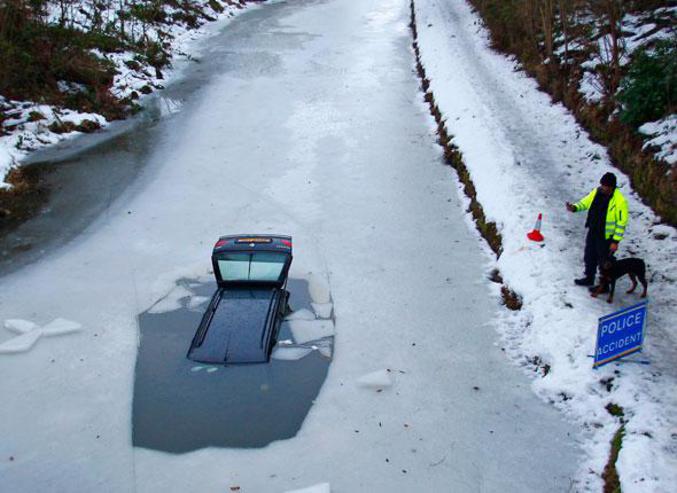 La virée sur la glace s'est terminée dans l'eau du canal de Winchburgh en Ecosse, le 12 janvier 2010. Les occupants du véhicule ont été interpelés pour conduite imprudente.