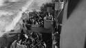 Le cuirassé USS Missouri une seconde avant l'impact d'un Zéro japonais-Kamikaze