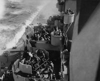 Le cuirassé USS Missouri une seconde avant l'impact d'un Zéro japonais-Kamikaze