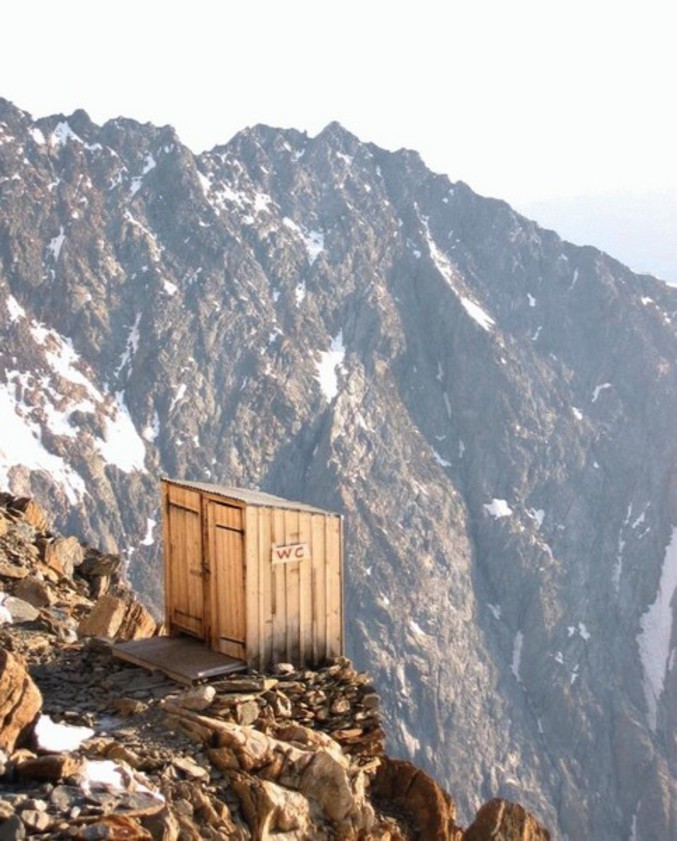 Des toilettes au dessus du vide, ça peut couper l'envie.