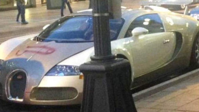 Un vandale s'est amusé à peindre une pénis sur une Bugatti Veyron, la voiture la plus chère du monde ! Il vient de lui faire perdre 500 000 euros à la valeur de la voiture !