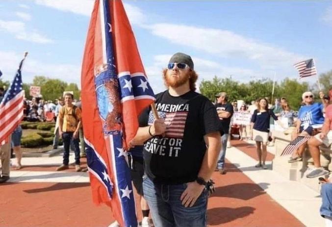 Sur le Tshirt de ce manifestant est écrit "L'Amérique, aimez-la ou quittez la"; or le drapeau que brandit cet intellectuel est celui des confédérés qui, précisément, voulaient à toute force quitter le giron commun des USA au moment de la guerre civile pour faire véritablement une Sécession. 