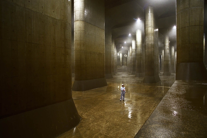 Le projet G-Cans, la plus grande structure d'évacuation d'eau du monde. Construit aux confins de l'aire urbaine de Tokyo, il est sensé protéger la région contre les inondations lors des tempêtes et des épisodes pluvieux intenses. Le réservoir ci-dessus mesure près de 25 mètres de haut en moyenne sur une longueur de 177 mètres. Il est surnommé le Temple souterrain. 