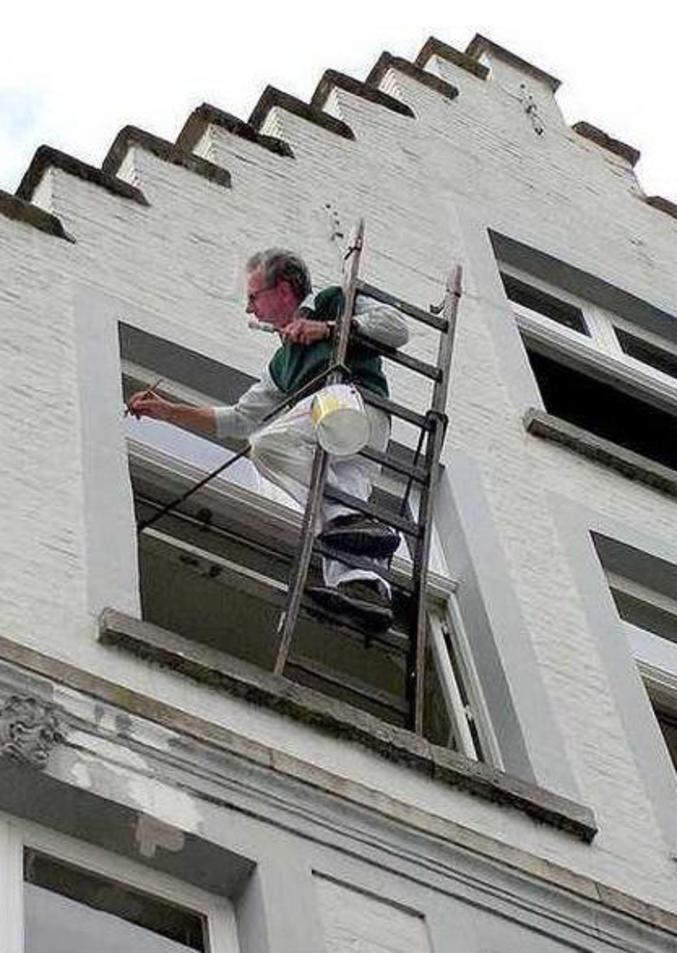 Un peintre en bâtiment qui prend des risques.