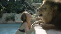ELLE CRACHE À LA GUEULE D'UN LION